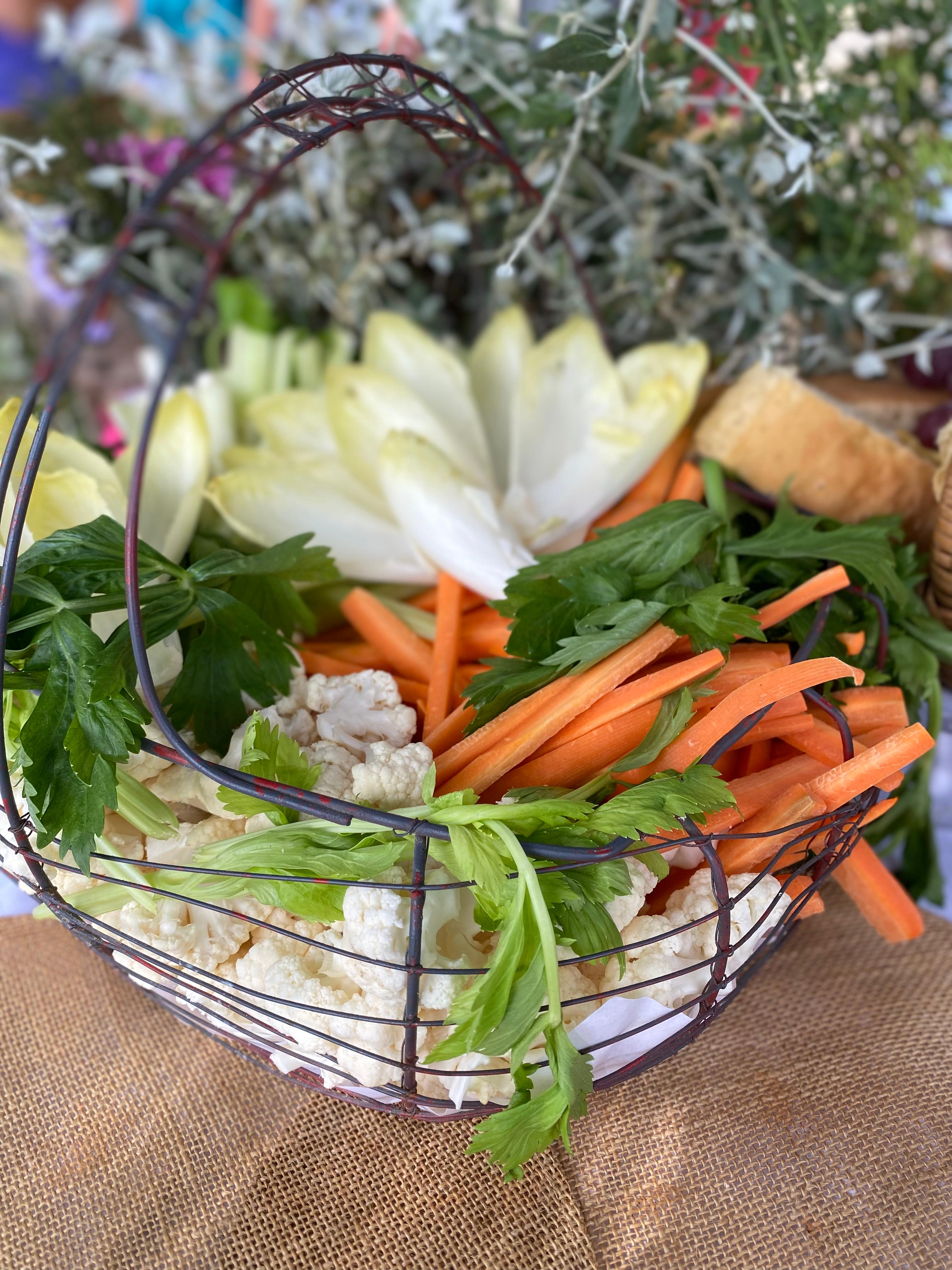 Panier de crudités fraîches carottes et endives